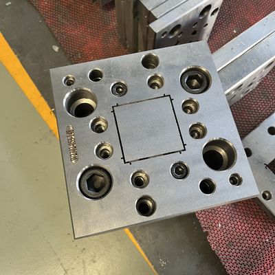 Пластиковый материал UPVC Профиль экструзионной формы для формы транспортного средства