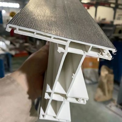 Коэкструзионная машина для формования оконных экструзий ПВХ с поверхностной обработкой электропластировкой