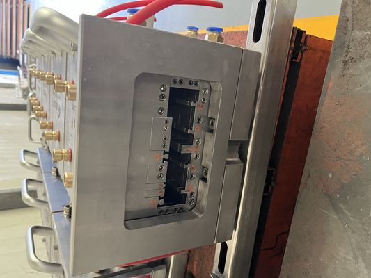 UPVC напольная форма для инструментов для экструзии из дерева-пластика в размерах и конструкции