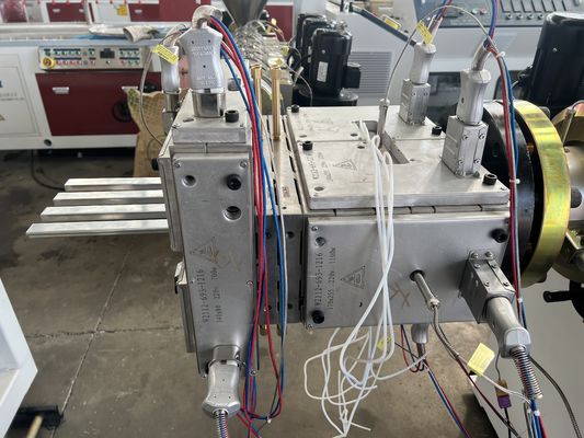 Электропластировка Полировка WPC PVC трубы экструзия Степень конструкции формы для требований клиента
